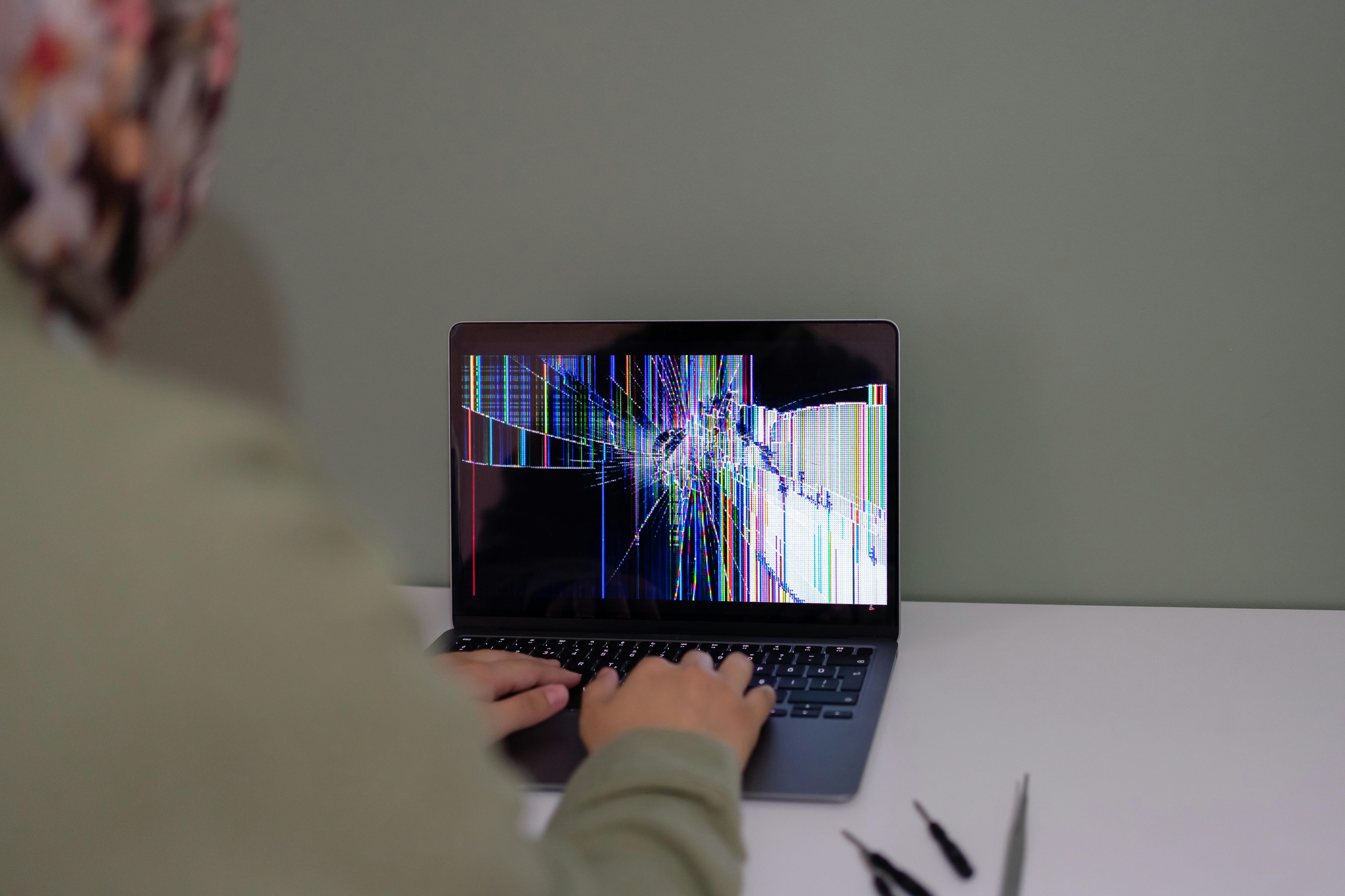 Broken HP laptop screen requiring repair or replacement
